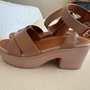 Flip-flop crossover platform Pillar EUC Blush 9